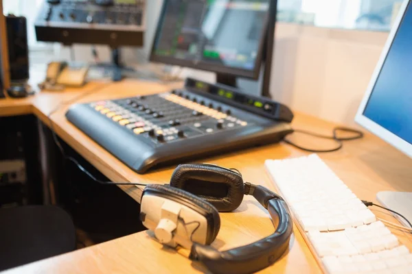 Primer plano de los auriculares en el escritorio — Foto de Stock