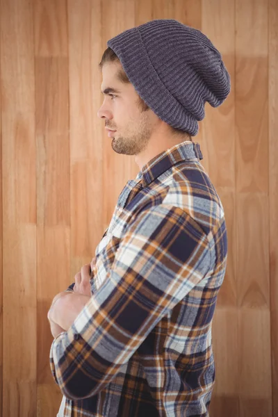 Vista lateral de hipster confiante com os braços cruzados — Fotografia de Stock