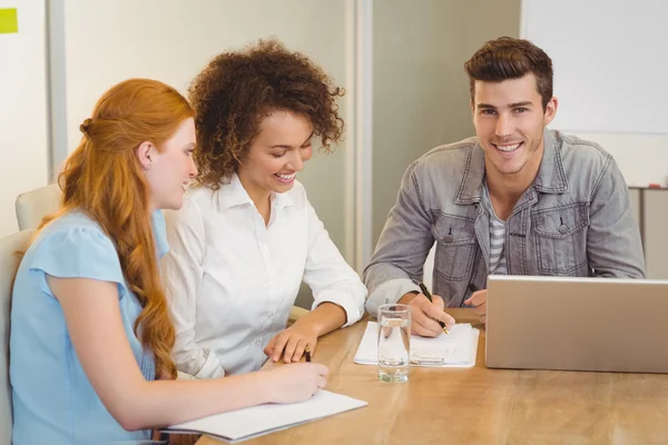 Hombre de negocios sonriente con colegas en la reunión — Foto de Stock