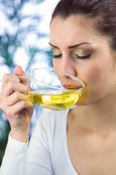 Мирная женщина пьет травяной чай — стоковое фото