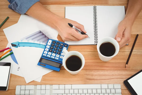 Csípő gazdaságot, kávé, írás közben, spirál jegyzetfüzet — Stock Fotó