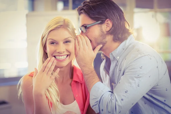 Geschäftsfrau hört männlichen Kollegen zu — Stockfoto