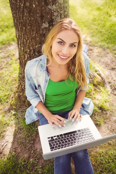 Dużym kątem portret kobiety za pomocą laptopa — Zdjęcie stockowe