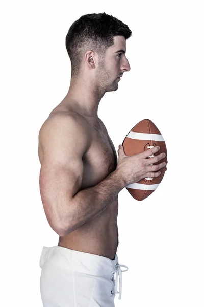 Zijaanzicht van een shirtless rugbyspeler met bal — Stockfoto