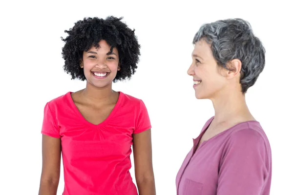 Portret van gelukkige jonge vrouw met moeder — Stockfoto