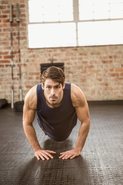 Gespierde man doen diamant push-ups — Stockfoto