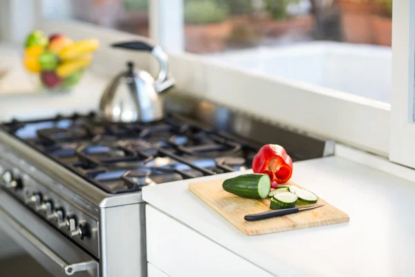 Vegetables on chopping board — Stock Photo, Image