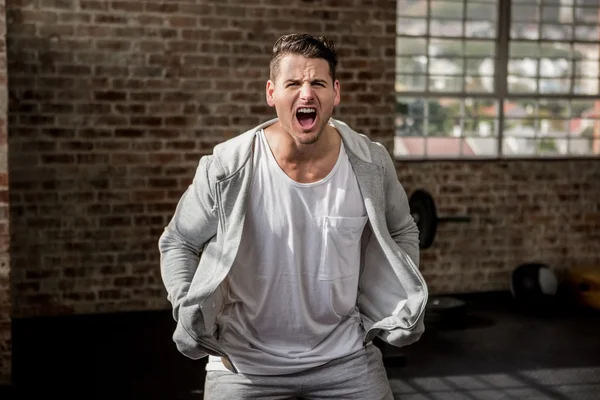 Gespierde man schreeuwend — Stockfoto