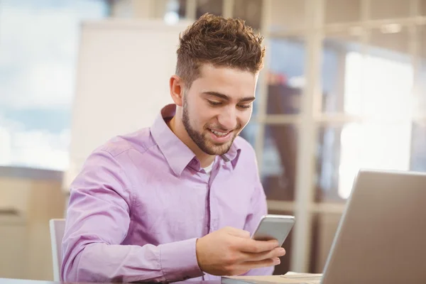 Affärsman som använder smarttelefon på kontoret — Stockfoto