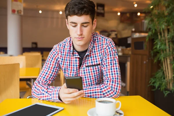 Jeune homme utilisant un téléphone portable — Photo