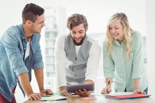 Lachende zakelijke professionals met behulp van digitale Tablet PC — Stockfoto