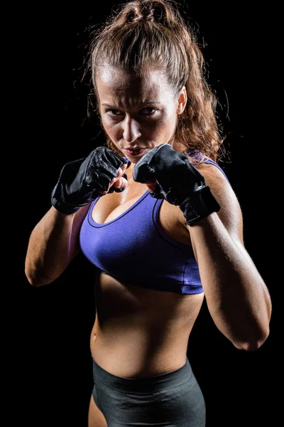 Retrato de mujer con postura de lucha — Foto de Stock