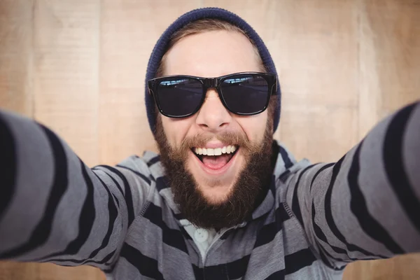 Retrato de hipster feliz usando óculos de sol — Fotografia de Stock