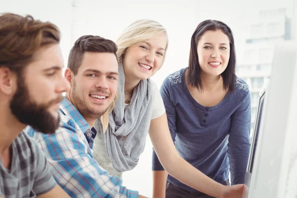 Portret van vrolijke bedrijf team dat werkt op Bureau — Stockfoto