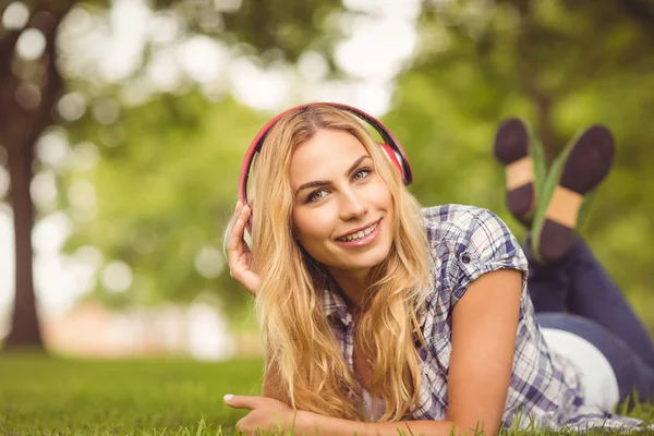 Retrato de larga duración de mujer feliz escuchando música — Foto de Stock