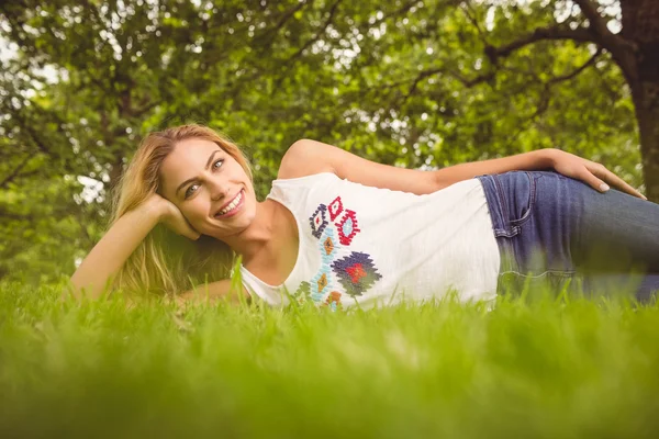 Femme joyeuse se détendre sur l'herbe — Photo