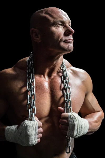 Homem muscular segurando cadeia — Fotografia de Stock