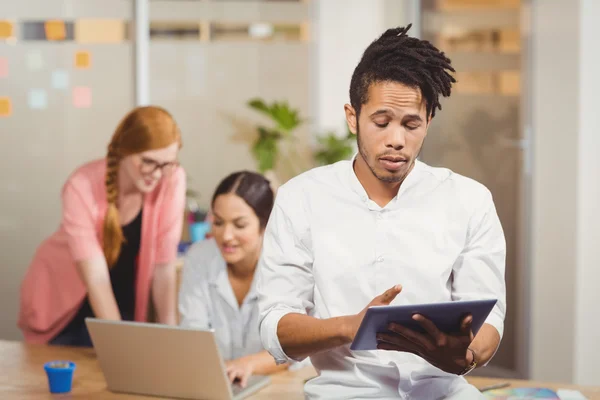 Affärsman med digital tablet i office — Stockfoto