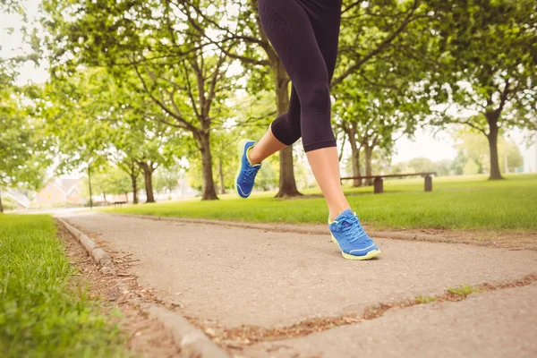 Mujer corriendo en el parque — Foto de Stock