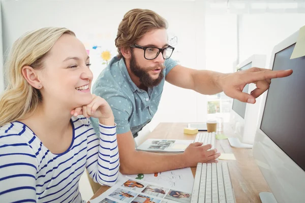 Hombre apuntando a la computadora — Foto de Stock