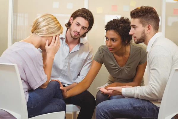 Kollegen unterstützen angespannten Geschäftsmann — Stockfoto