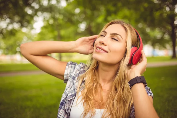 Mulher sorridente desfrutando de música — Fotografia de Stock