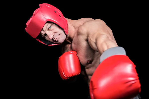 Retrato de boxeador com luvas de perfuração contra fundo preto — Fotografia de Stock