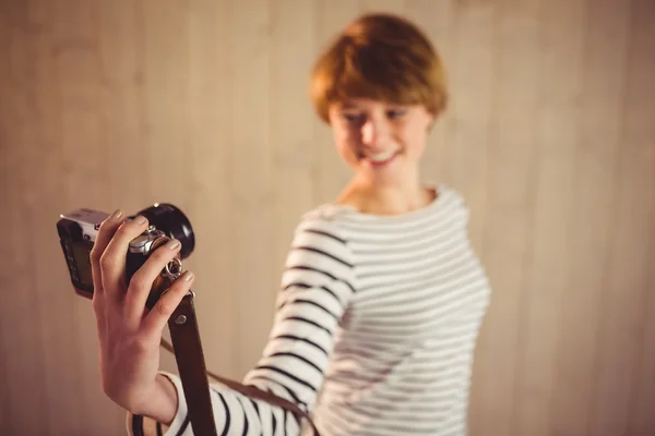 Mujer bastante joven tomando selfies — Foto de Stock