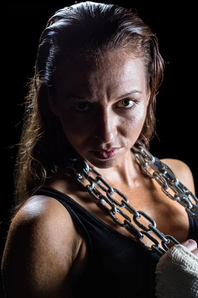 Retrato de la cadena de retención del luchador femenino — Foto de Stock