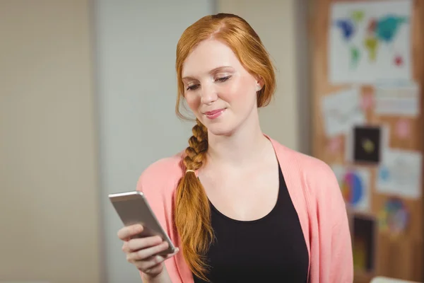 Affärskvinna textning på telefon — Stockfoto