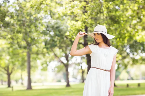 Confiant jeune femme tenant chapeau de soleil — Photo