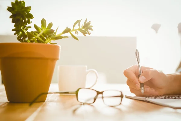 Hipster escribiendo en el libro en el escritorio en la oficina — Foto de Stock