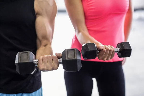 Couple sportif s'exerçant avec haltères — Photo