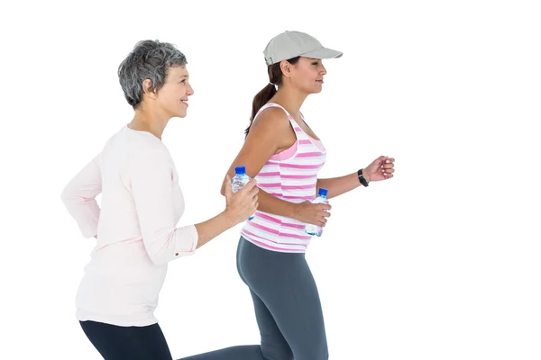 Zijaanzicht van vrouwen met fles joggen — Stockfoto