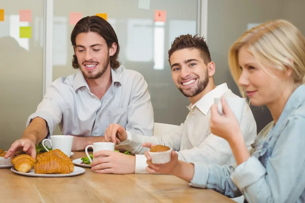 Empresario con colegas comiendo bocadillos —  Fotos de Stock