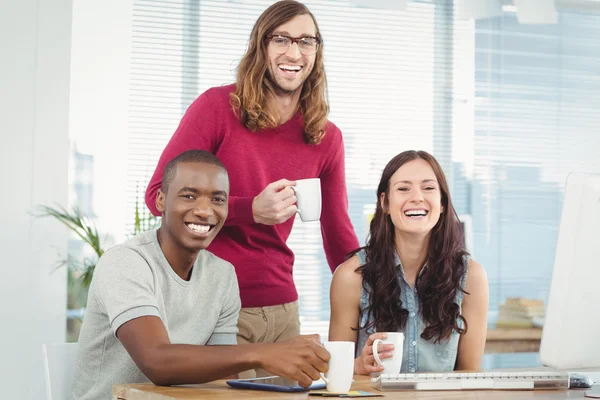 Porträtt av leende business människor höll kaffekoppar — Stockfoto