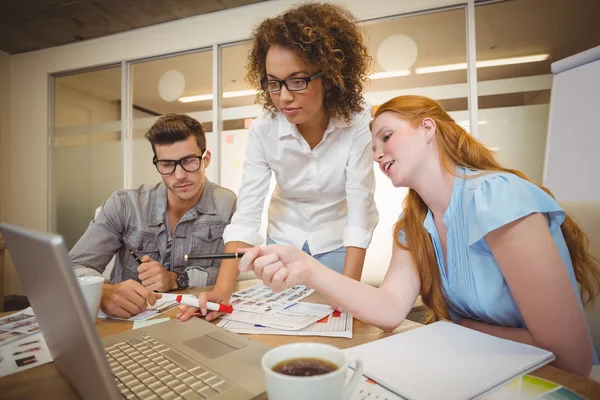 Mujer de negocios explicar colegas —  Fotos de Stock