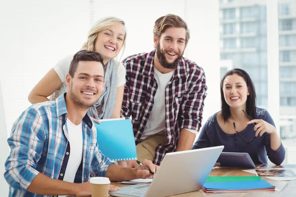 Porträt glücklicher Geschäftsleute, die am Laptop arbeiten — Stockfoto