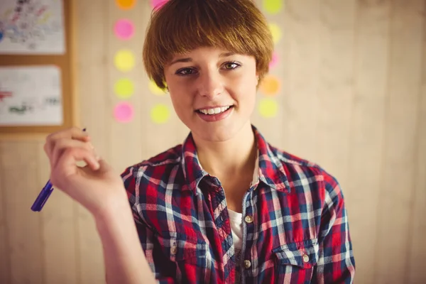 Lächelnde junge Frau posiert mit Stift — Stockfoto