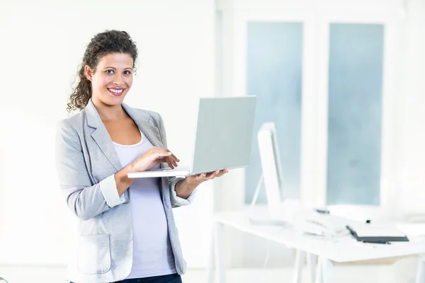 Retrato de mulher de negócios grávida usando laptop — Fotografia de Stock