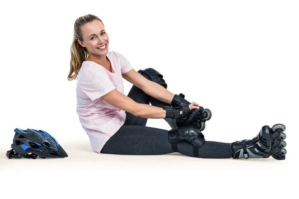 Retrato de mujer deportiva alegre con patines en línea — Foto de Stock