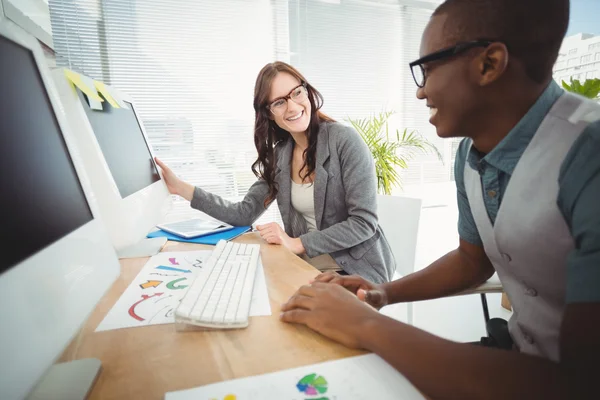 Gente de negocios sonriente usando anteojos — Foto de Stock