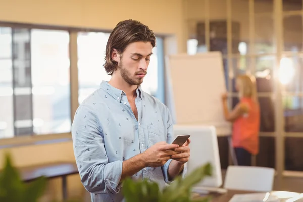 Seriös affärsman textning på telefon — Stockfoto