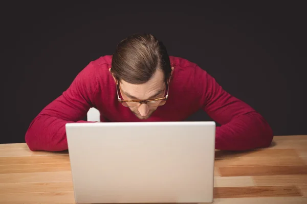 Homem trabalhando no laptop — Fotografia de Stock