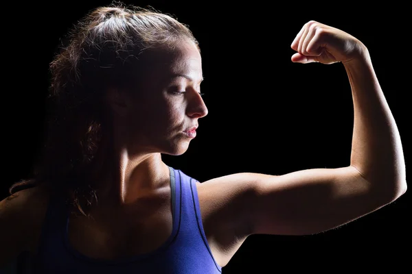 Atleta feminina confiante músculos flexores — Fotografia de Stock