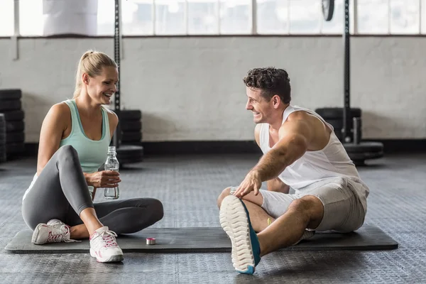 Casal de esportes fazendo pausa e conversando juntos — Fotografia de Stock