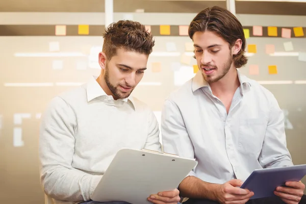 Empresarios con tableta digital y documento —  Fotos de Stock