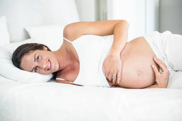 Portret van gelukkig vrouw liggen — Stockfoto