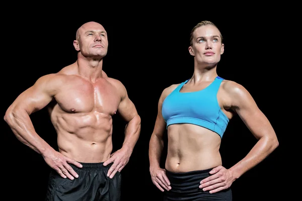 Musculoso hombre y mujer con la mano en la cadera —  Fotos de Stock