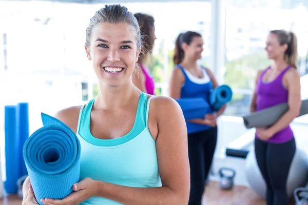 Portrait of cheerful woman with friends at fitness studio — Stock Photo, Image